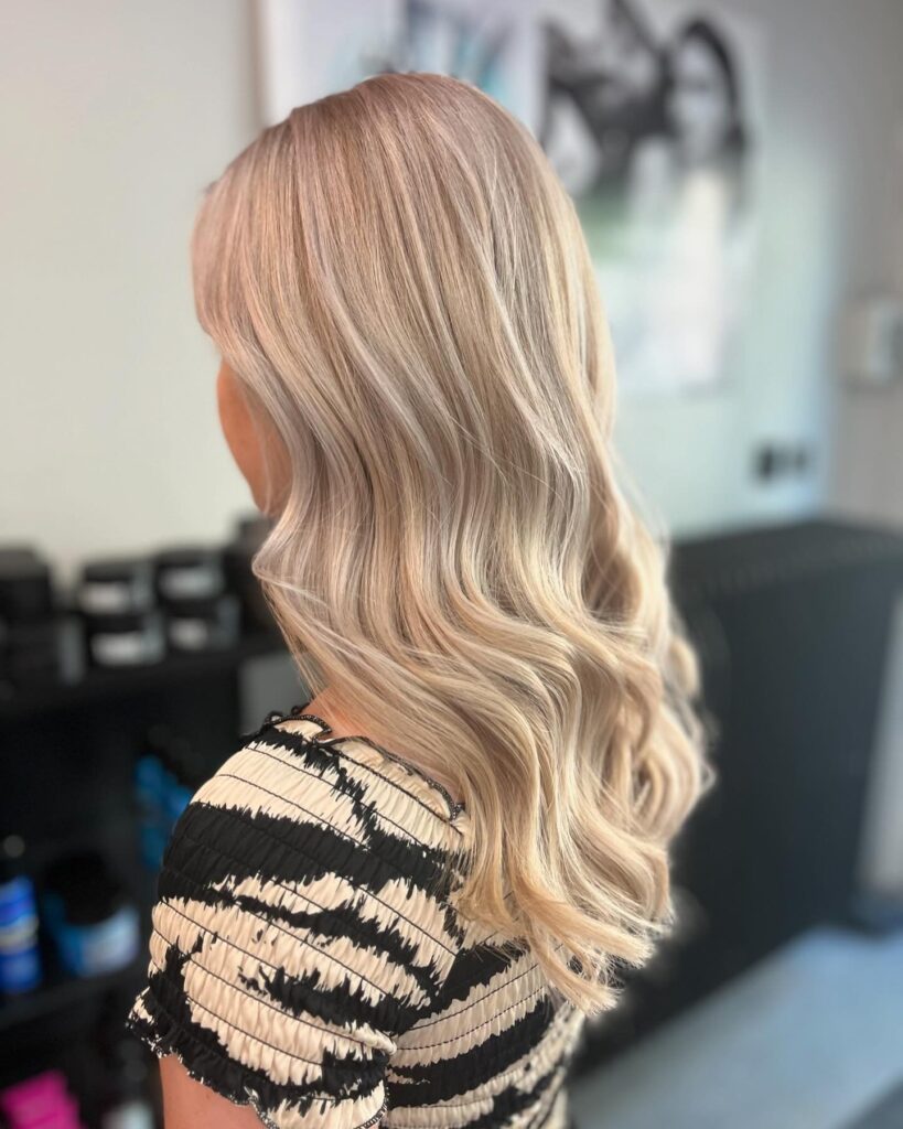 En kvinna med ryggen vänd mot kameran.